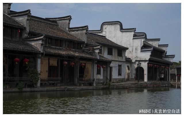 菏泽高铁东站有没有停车场？